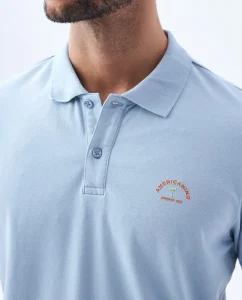 DETALLE CUELLO POLO DE HOMBRE CON SERIGRAFÍA