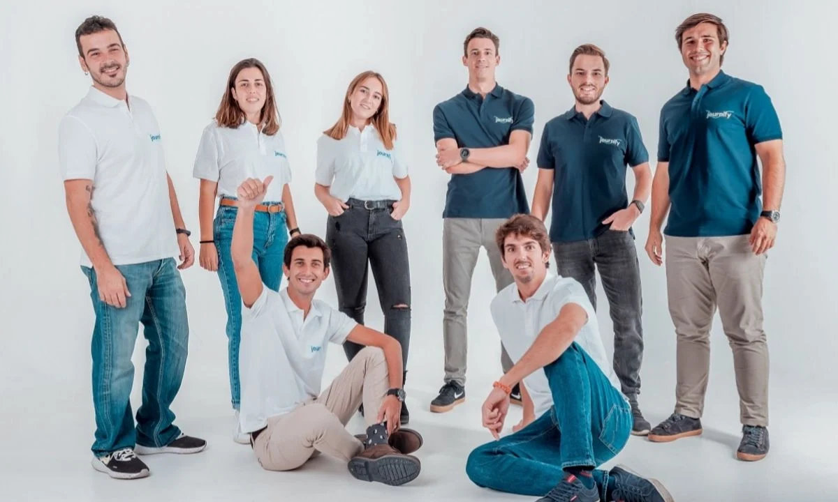Polos de trabajo personalizados para empresas y uniformes corporativos